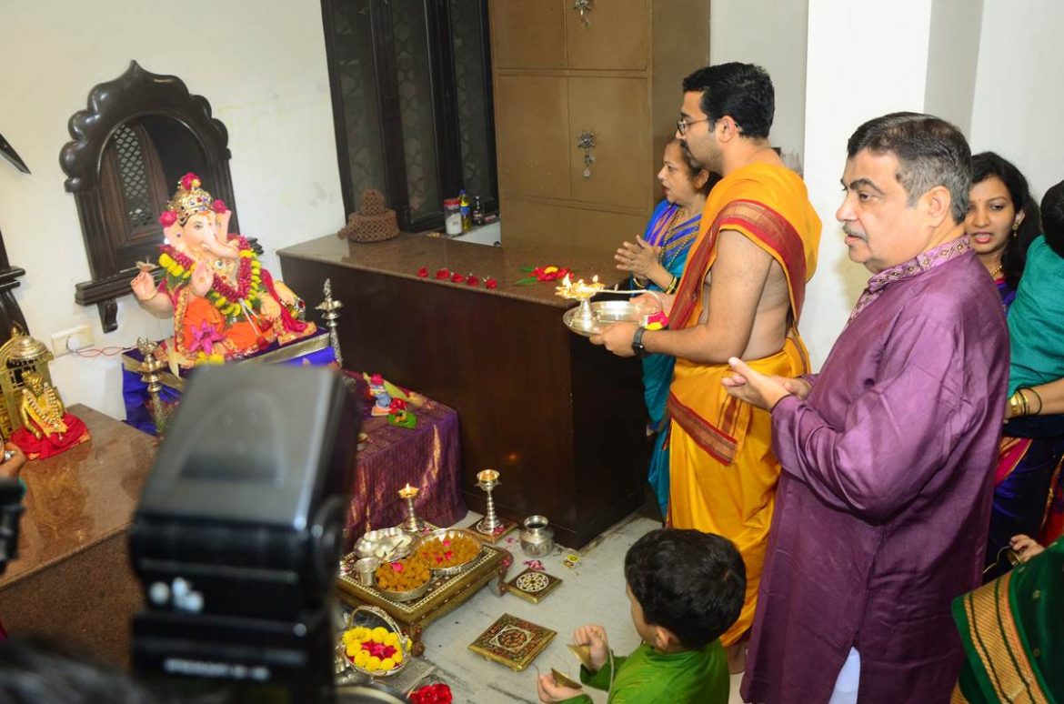 Nitin Gadkari celebrates Ganesha Chaturthi with his family in Nagpur