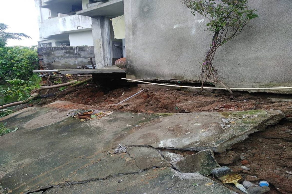 Heavy Rain, Wall Collapses | Nagpur City News | The Live Nagpur