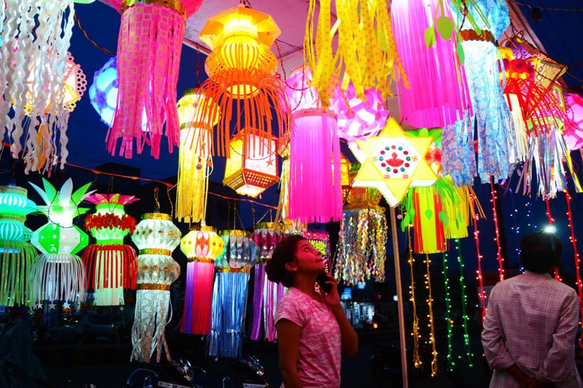 Shoppers Buying Lamps and Lanterns on the Eve of Diwali | Nagpur News