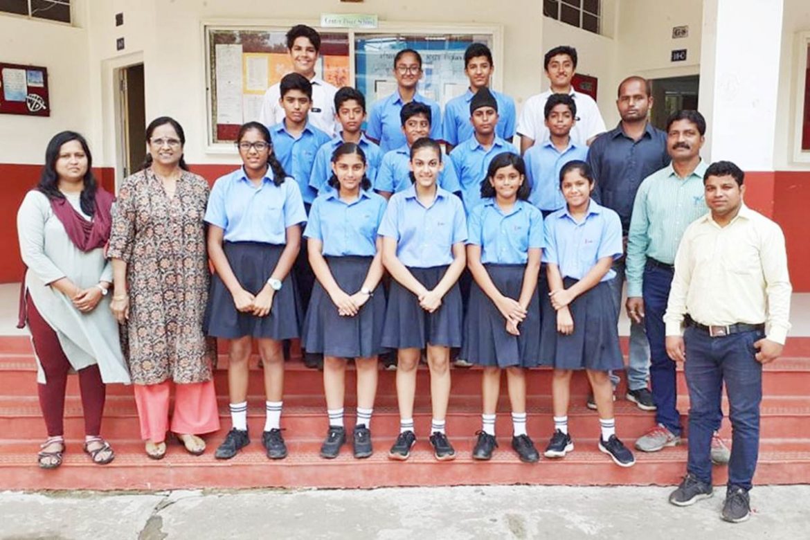 CPS KR Swimmers Win Medals in Divisional Swimming Competition