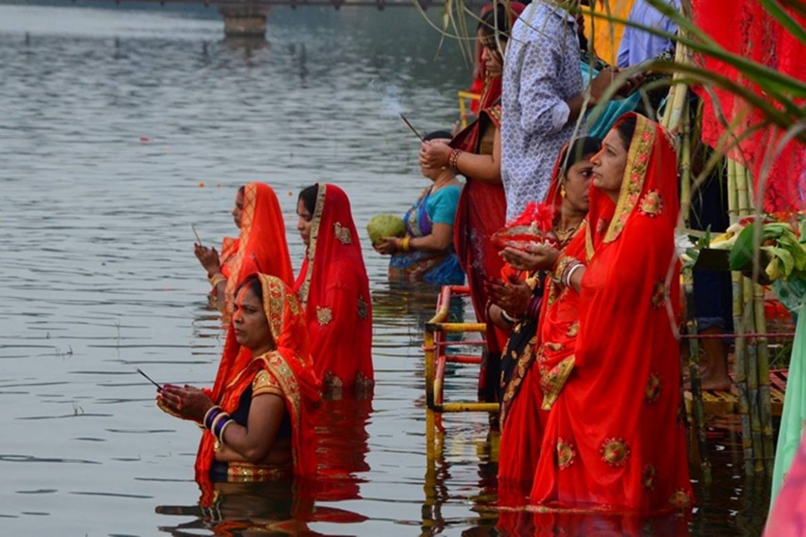 Devotee Perform Rituals at Ambazari Lake on Chhath Puja | Nagpur News