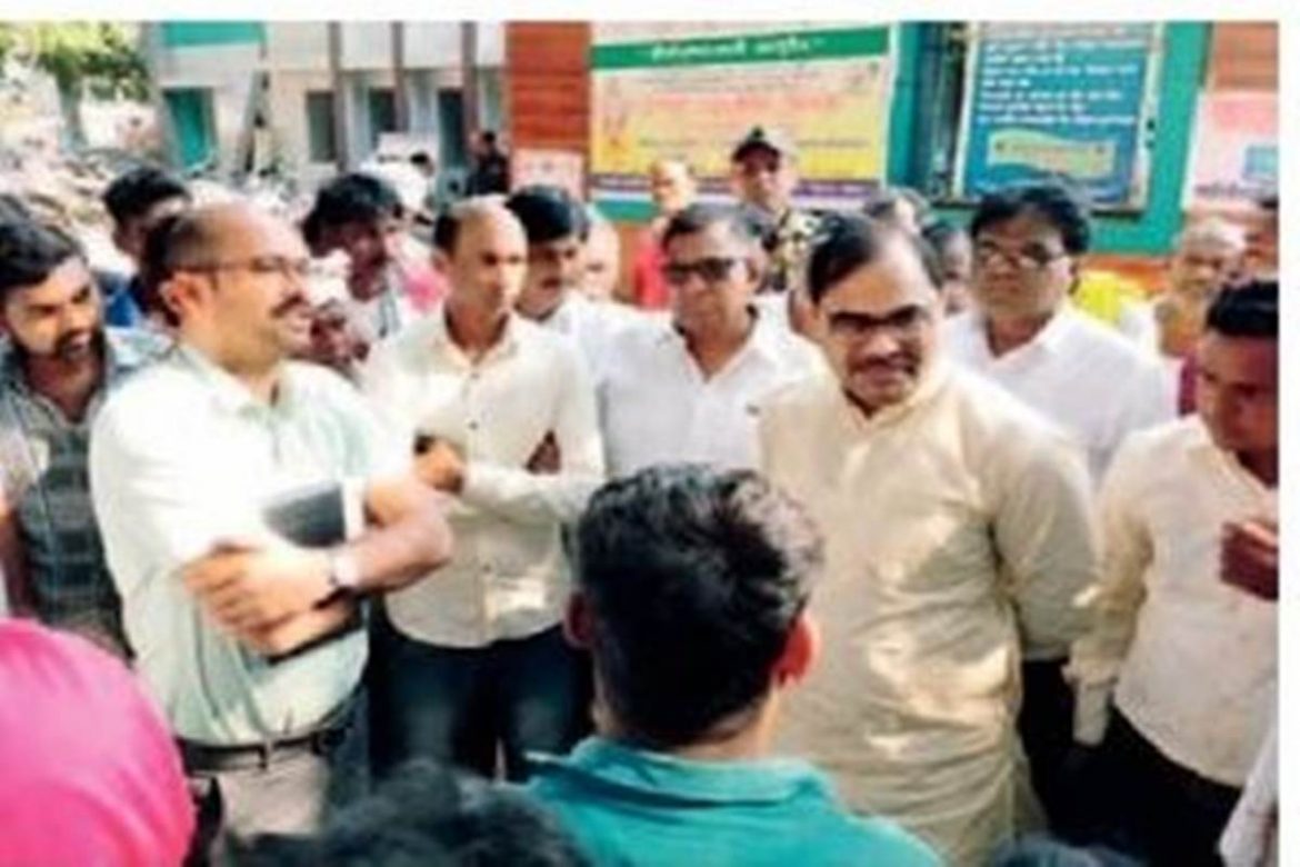 MLA Visits Family of Deceased Mahout, Given 50k Financial Aid