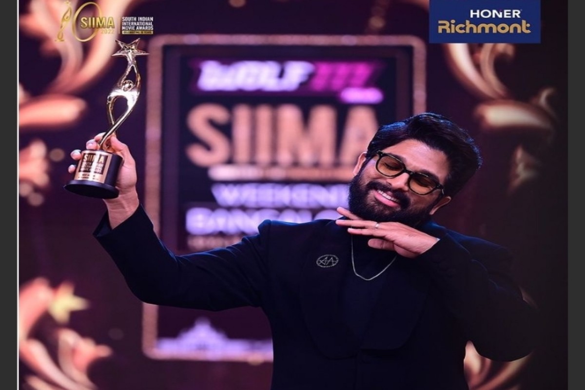 Allu Arjun accepts best actor award in style - The Live Nagpur