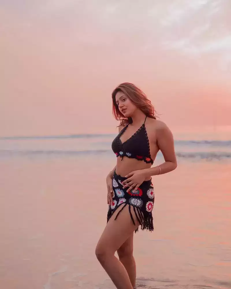 Anjali Arora Flaunts Her Sexy Curves in These pics - The Live Nagpur