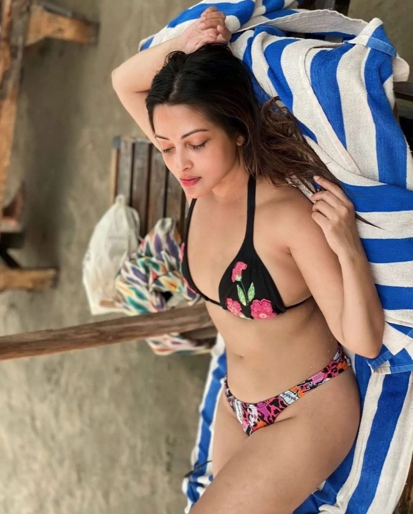 Riya Sen Looks Stunning In These Seductive Bikini Photos At The Beach The Live Nagpur